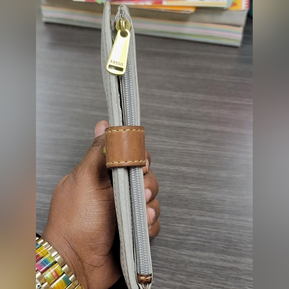 Fossil Clutch Leather Wallet. Gray w/brown strap - Picture 4 of 16